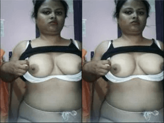 Desi Girl Showing Her boobs and Pussy