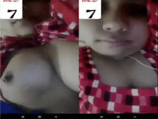 Desi girl Shows Boobs On vc