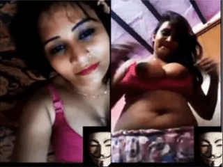 Sexy Desi Bhabhi Showing Boobs to Lover on Video Call