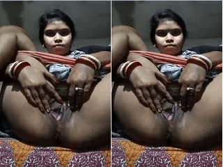 Desi Bhabhi Shows her Pussy