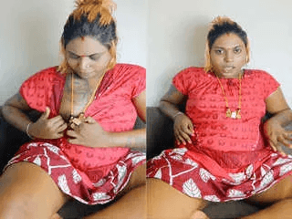 Tamil NRI Bhabhi Shows her Boobs