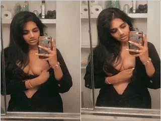 Sexy Lankan Girl Showing Boobs