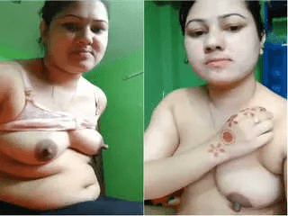 Horny Desi Bhabhi Shows her Boobs and Pussy
